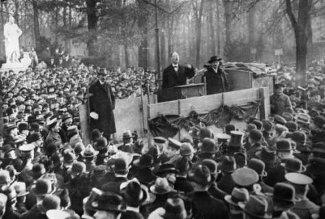 Karl Liebknecht pronunciando un discurso en Berlín en diciembre.18